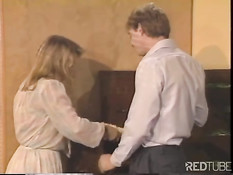 Чувственная женщина в нижнем белье ебётся с парнем в ретро порно