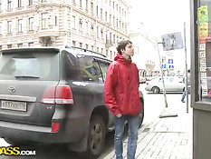 Татуированная русская девка занимается сексом с новым приятелем