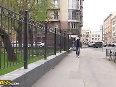 Светловолосая русская девка громко стонет во время секса с парнем