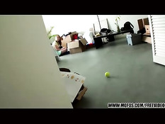 Мужик разработал пальцем анус молодой девке и вставил свой член