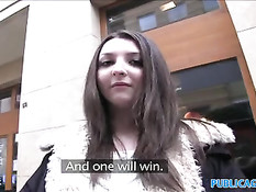 Молодая европейская девчонка соглашается на секс с незнакомцем