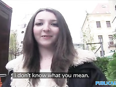 Молодая европейская девчонка соглашается на секс с незнакомцем