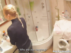 Парень привёл домой юную блондинку с косой и оттрахал в киску