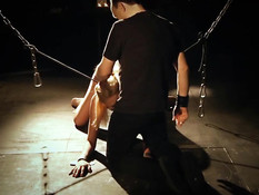 Господин оттрахал и отхлестал скованную цепями юную блондинку