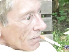 Худая длинноволосая блондиночка на поляне трахается со стариком