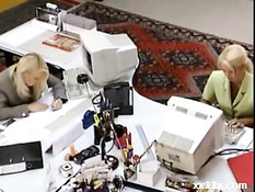 Два мужика ебут в офисе светловолосую секретаршу Nicoletta Blue