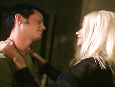 Пышногрудая блондинка Chloe Jones ебётся с мужиком на кровати