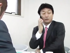 Страстная азиатская жена постоянно изменяет мужу с любовником