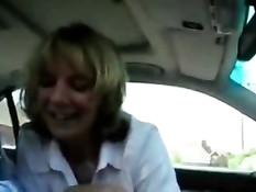 Парень крупным планом снимает видео, как тётка делает ему минет