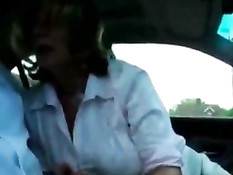 Парень крупным планом снимает видео, как тётка делает ему минет