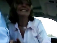 Парень крупным планом снимает видео, как тётка делает ему минет