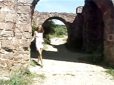 Худая европейская девка трахается с парнем в старых развалинах