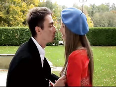 Юная подруга делает минет и ебётся с парнем на скамейке в парке