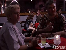 Девушка в чёрном платье на стуле трахается с мужчиной на секс шоу