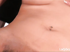 Молодая азиатка с пирсингом пупка мастурбирует киску вибратором