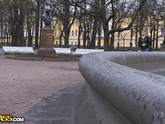 Незнакомая питерская девка занимается сексом с приезжим парнем