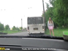 Парни подвезли юную русскую шалаву и развели на глубокий отсос