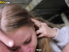 Парни подвезли юную русскую шалаву и развели на глубокий отсос