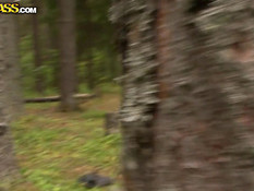 Он искупался в озере и оттрахал в лесу горячую русскую девчонку