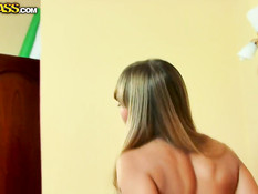 18-летняя русская блондинка с тату на пояснице снимается в порно