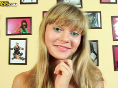 18-летняя русская блондинка с тату на пояснице снимается в порно