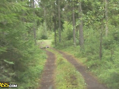 Встретил в лесу русскую блондинку и оттрахал по полной программе