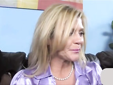 Пожилая порно актриса Ginger Lynn удовлетворяет чёрных парней