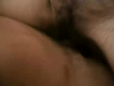 Парнишке пришлось оттрахать двух дамочек с волосатыми письками