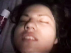 Засаживает член в презервативе в анус и снимает крупным планом