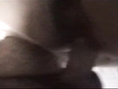 Засаживает член в презервативе в анус и снимает крупным планом