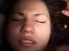 Засаживает член в презервативе в анус и снимает крупным планом