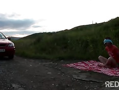 Девка вышла из машины и начала ебать связанного молодого парня