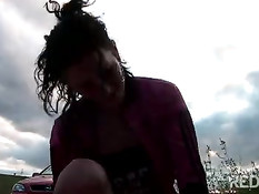 Девка вышла из машины и начала ебать связанного молодого парня