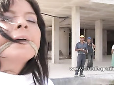 Парни оттрахали на бильярдном столе связанную сисястую шлюшку