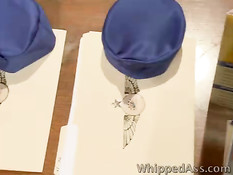 Стюардесс раздевают догола и подвергают сексуальному насилию