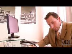 Два мужика оттрахали во все дырки связанную молодую блондинку