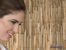 Нежная девушка делает парню эротический массаж и дрочит член