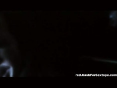 Девка отсасывает и дрочит член парню в полумраке в ночном клубе