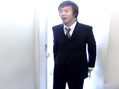 Отлизал волосатую киску азиатской подруге и насадил на свой член