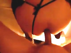 Мужик всунул член в рабочий анус женщине в чёрном нижнем белье