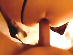 Мужик всунул член в рабочий анус женщине в чёрном нижнем белье