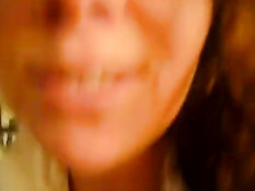 Латинская девка закачивает в анус молоко и показывает сквиртинг