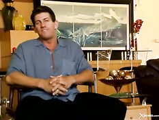 Мужчина трахает двух ненасытных девушек доводя их до сквирта