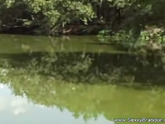 Голая сисястая девушка оттрахала себя вибратором на берегу реки