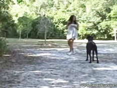 Голая сисястая девушка оттрахала себя вибратором на берегу реки