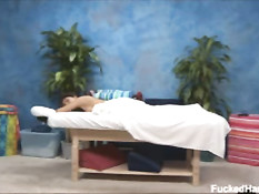 После эротического массажа парень оттрахал грудастую брюнетку