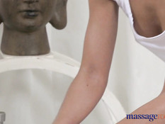 Две липкие от масла девушки трахаются с мужчиной после массажа