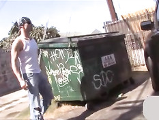 Зрелая женщина Janet Mason любит сосать мужикам большие члены