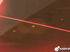 Любовник вставляет очкастому гею игрушку в анус и даёт отсосать