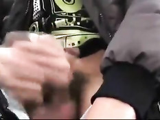 Молодой испанский гей дрочит свой член и отсасывает в автомобиле